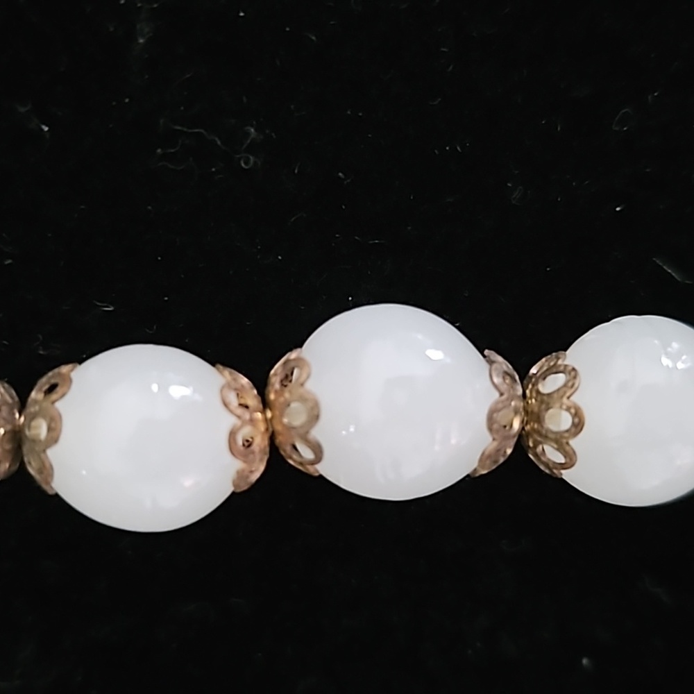 White graduated vintage bead necklace - Picture 2 of 3
